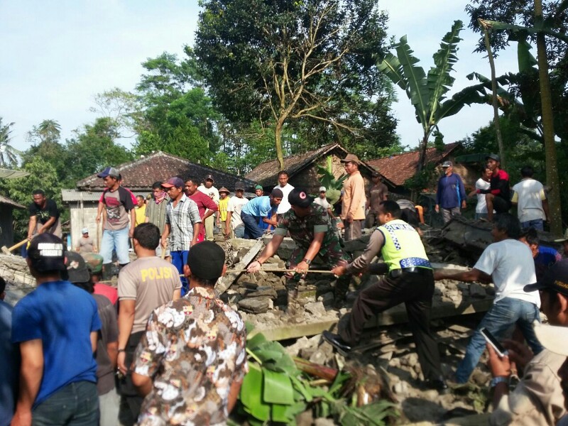 Efek Gempa Terasa Sampai Wonosobo Rumah Ambruk Tiang Listrik