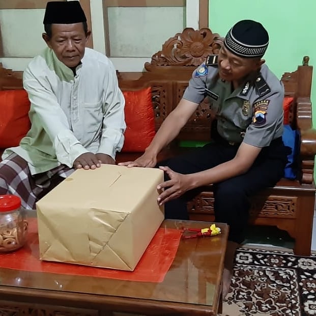 Peduli Sesama Satbinmas Polres Temanggung Beri Bantuan Sembako Kepada