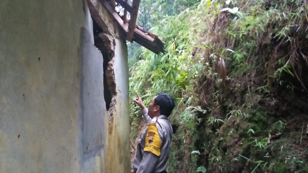 Diguyur Hujan Lebat Batu Berukuran Besar Longsor Timpa Rumah Warga