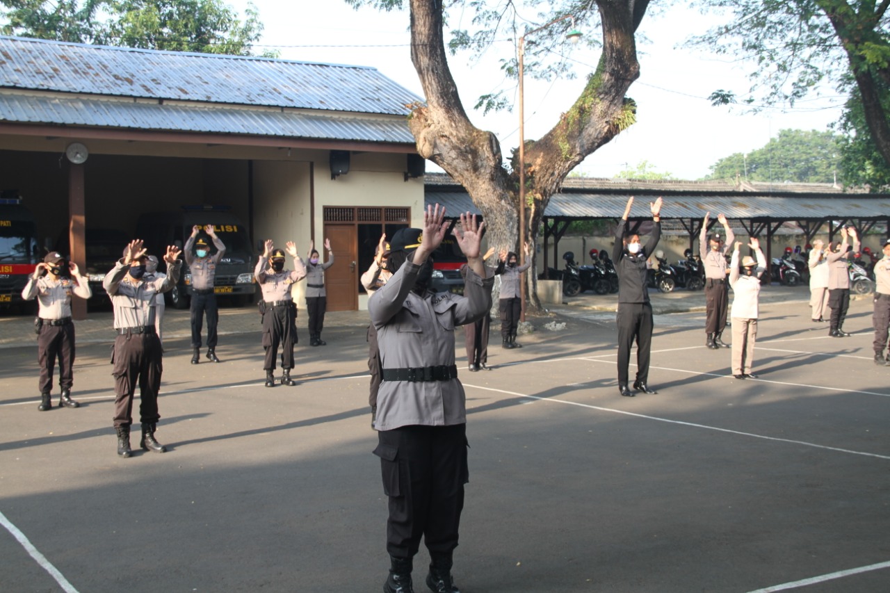 Jaga Kebugaran Sebelum Bertugas Personil Polres Pati Lakukan Senam Aw