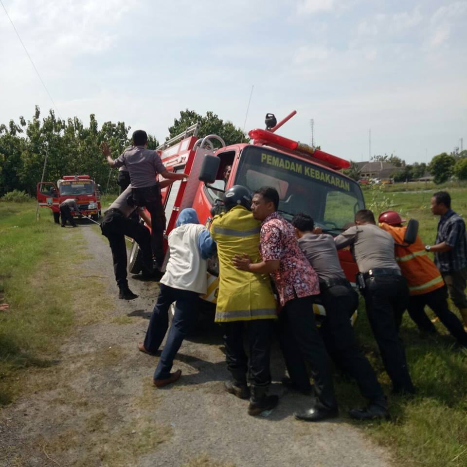 Polisi Rembang Bersama Masyarakat Bantu Evakuasi Mobil Damkar Terperosok