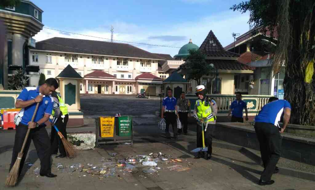 Anggota Polres Cilacap Ikut Bersihkan Lingkungan Masjid Agung Cilacap