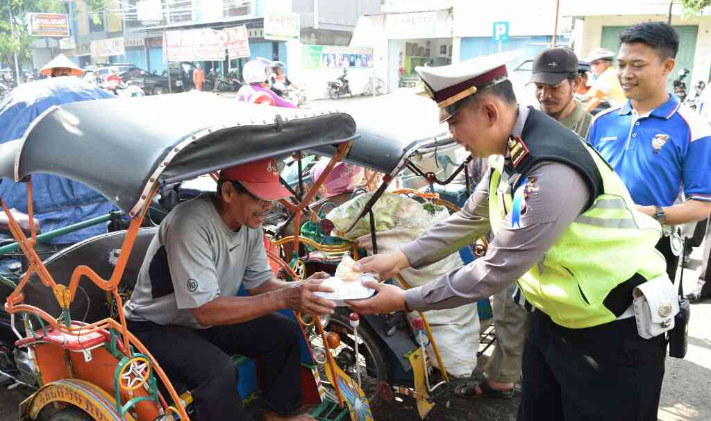 Ops Simpatik Candi 2017 : Satlantas Polres Cilacap Bersih-Bersih Pasar dan Bagi Nasi Bungkus
