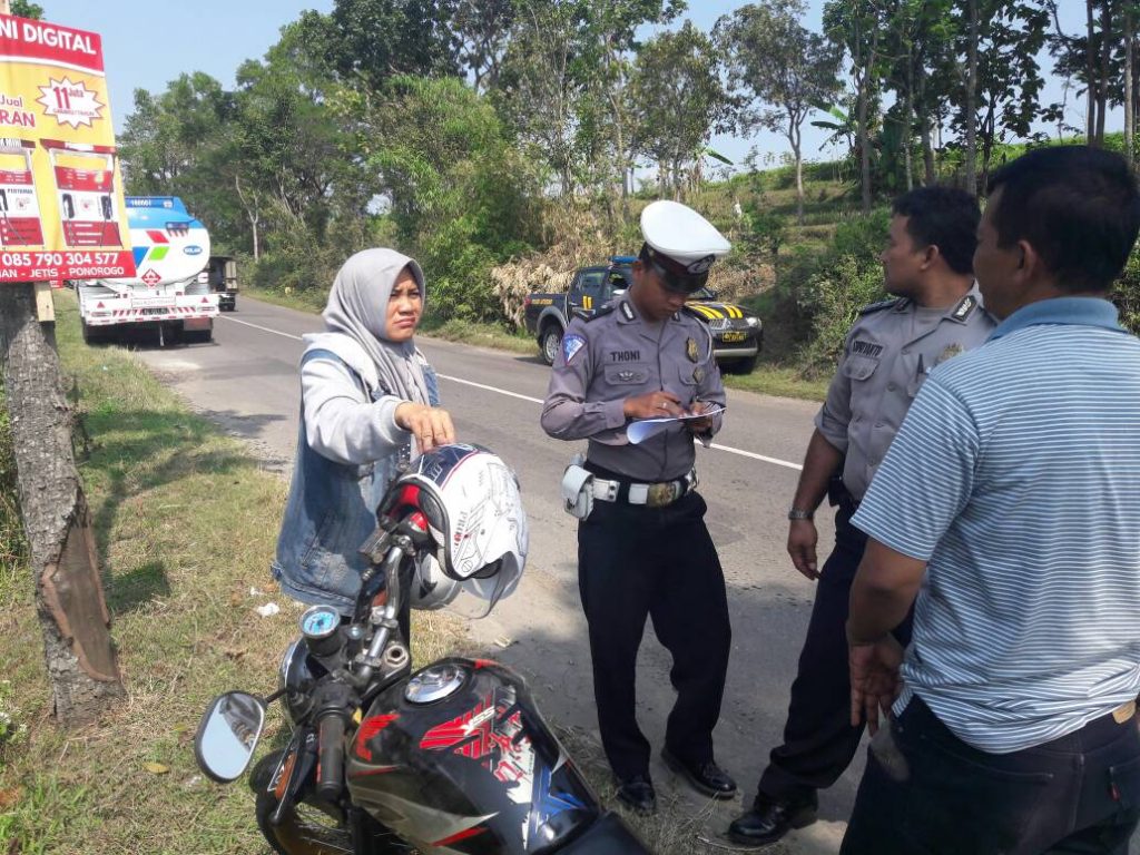 Lalai Saat Berkendara Motor Dan Truk Bertabrakan Tribrata News