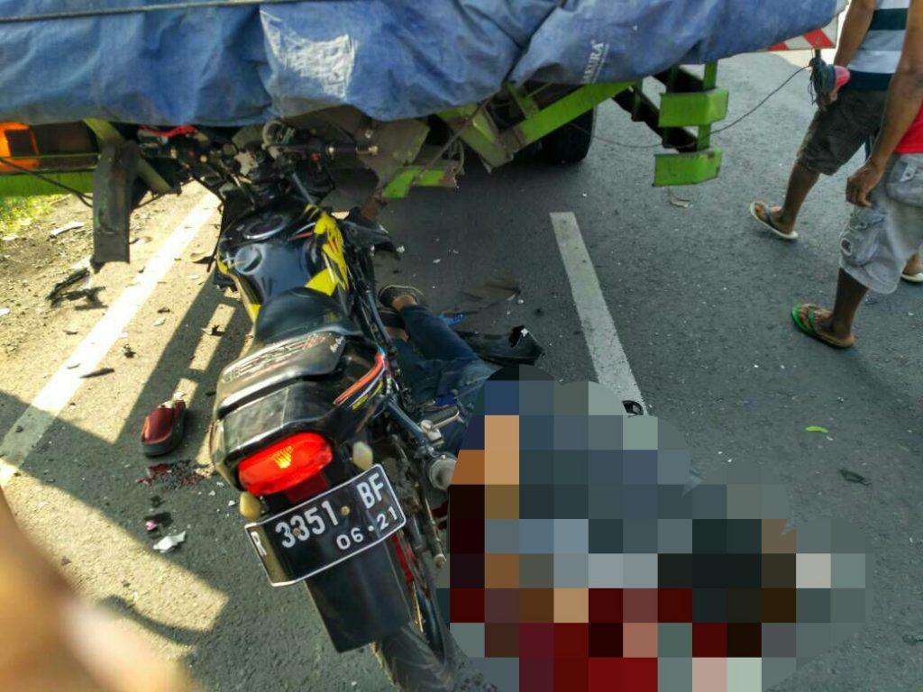 Tabrak Truk Berhenti Di Jeruklegi Cilacap Pengendara Kawasaki