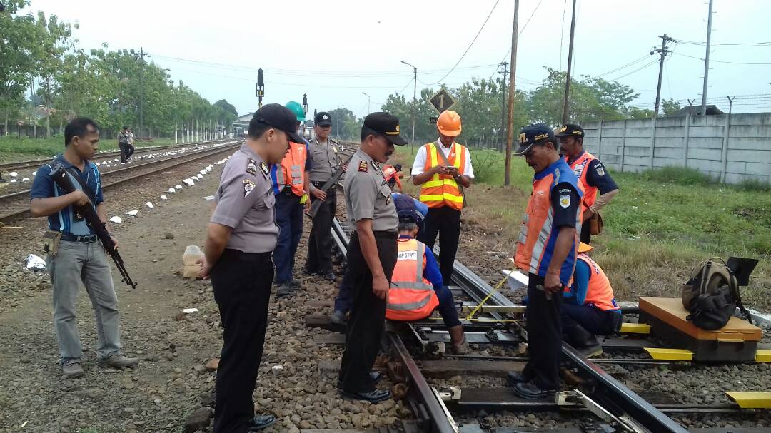 Jelang Arus Mudik Lebaran 2017, Kapolsek Maos Cek Jalur Kereta Api di Stasiun Maos
