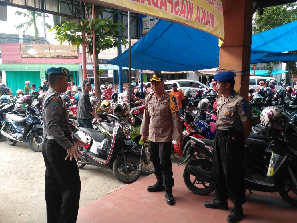 H-1 Lebaran Kapolres Rembang Patroli Jalan Kaki di Pusat Keramaian