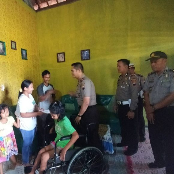 Kursi Roda Untuk Niken Dari Kapolres Demak - Tribrata News 
