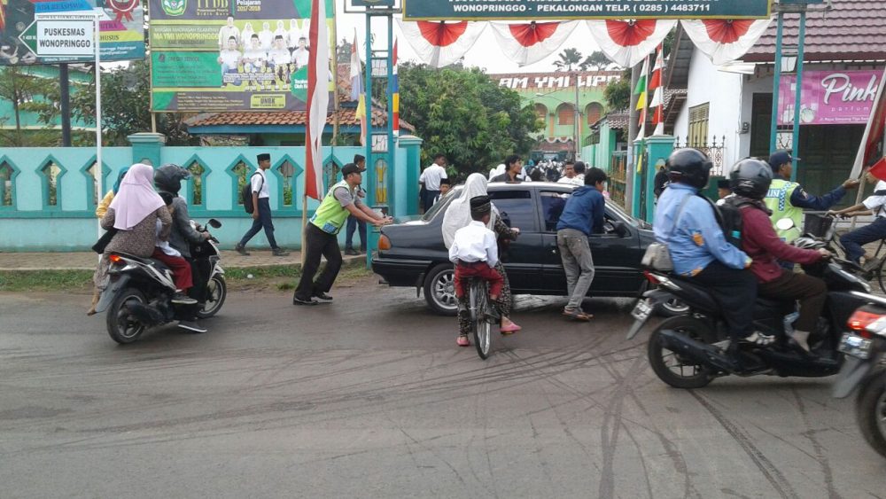 Polisi Bantu Dorong Mobil Warga Yang Sedang Mogok Di Jalan Tribrata News Jawa Tengah 7889