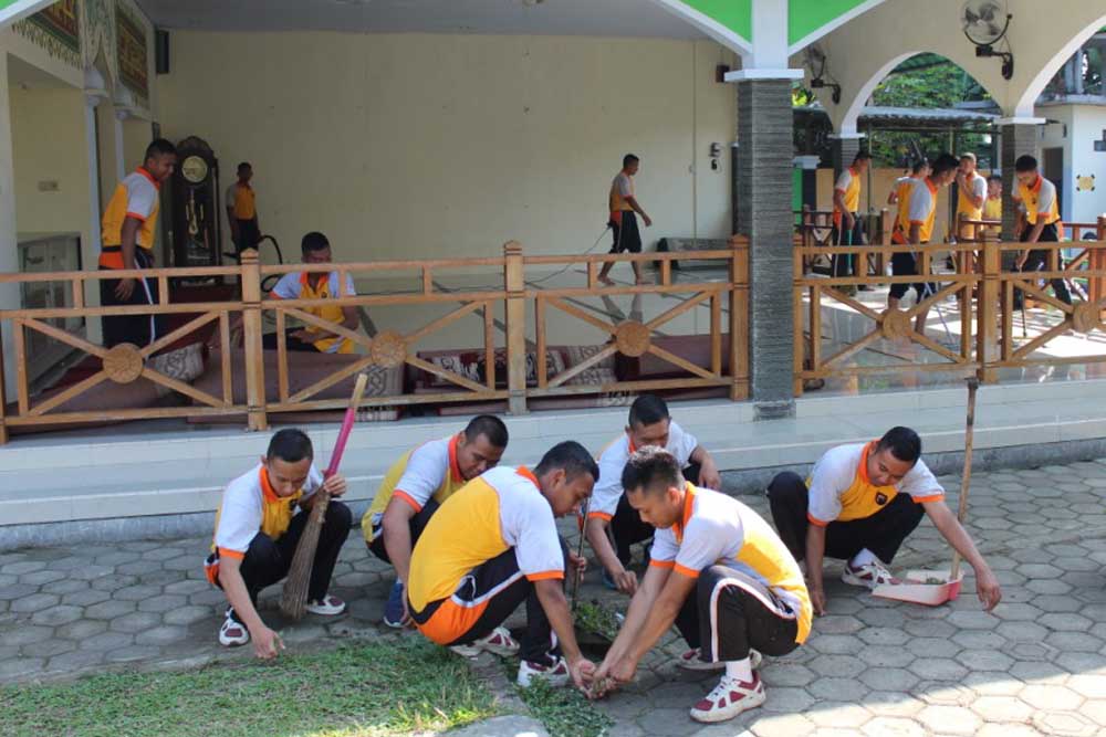 Jelang Idul Adha, Polisi Pekalongan Membersihkan Masjid 