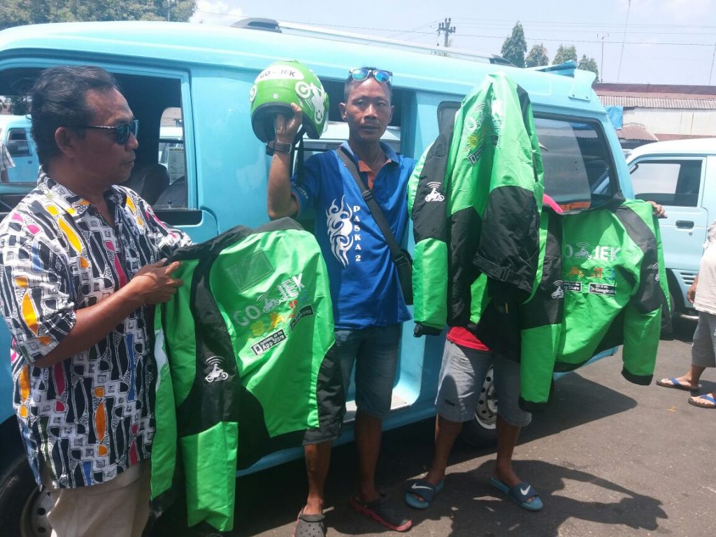 Melanggar Kesepatan Kantor Go Jek Di Geruduk Sopir Angkot Tribrata