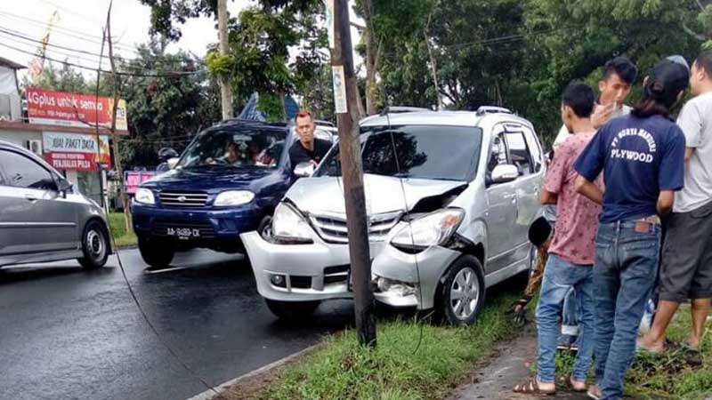  Gambar  Mobil  Tabrak  Tiang Listrik