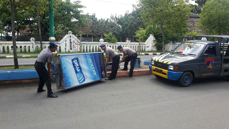 Polair Jepara Evakuasi Neon Box yang Roboh