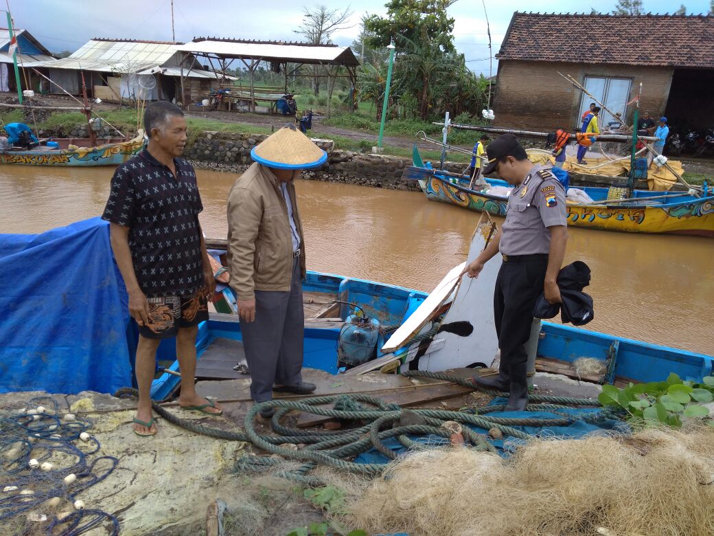 Petugas Mengecek Perahu Terbalik Di Pantai Beringin Jepara