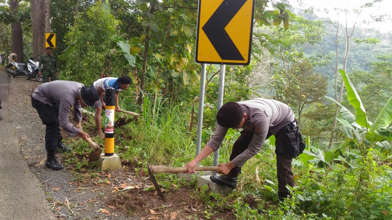 Anggota Polres Kudus Ikuti Kerja Bhakti Di Desa Wisata