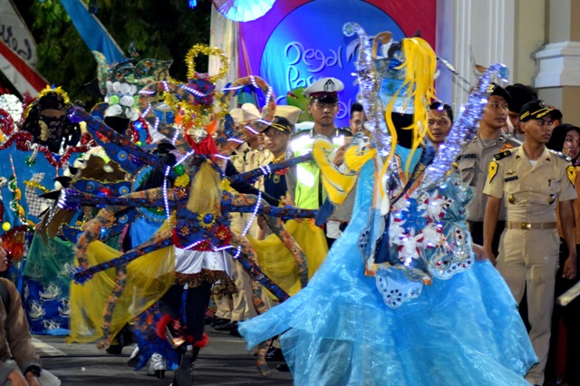 Аркекин венеция карнавал. Таганрог карнавал 2012. Rio carnival. Венецианский фестиваль в италии. Маска венеция для карнавала.