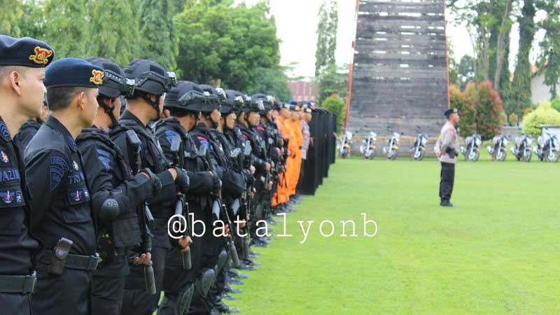 Brimob Detasemen B Pelopor Gelar Pasukan Dan Peralatan - Tribrata News ...