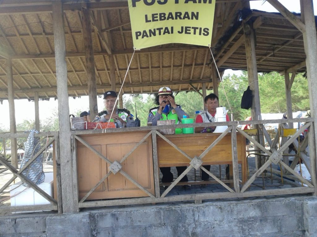 Lebaran Polwan Polres Purworejo Amankan Pantai Jetis