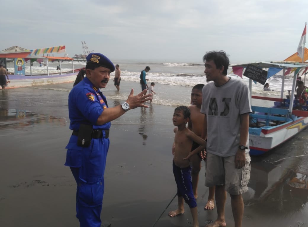 Kasat Polair Berikan Himbauan Pengunjung Pantai Alam Indah