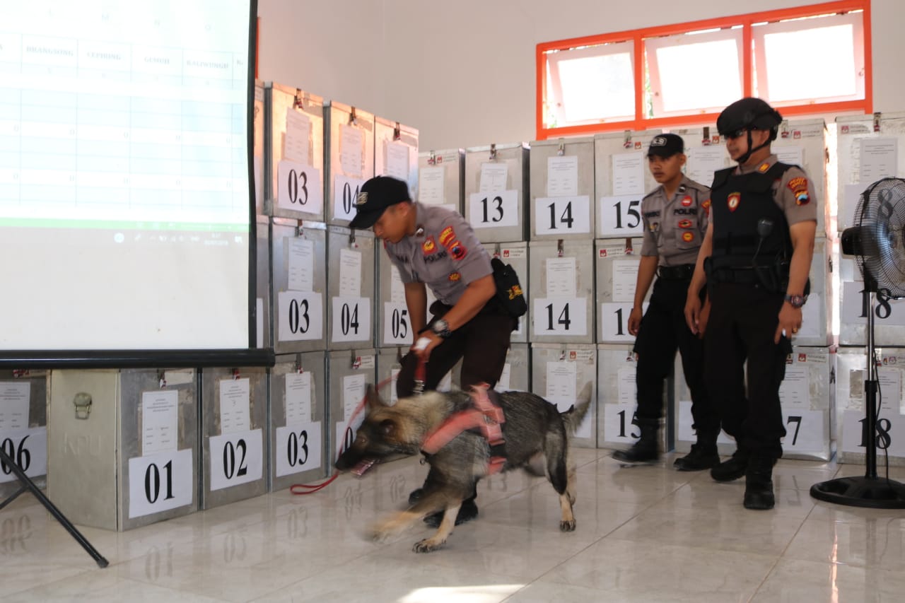 3 Anjing Pelacak Polres Kendal Sterilisasi Ruang Rapat Pleno