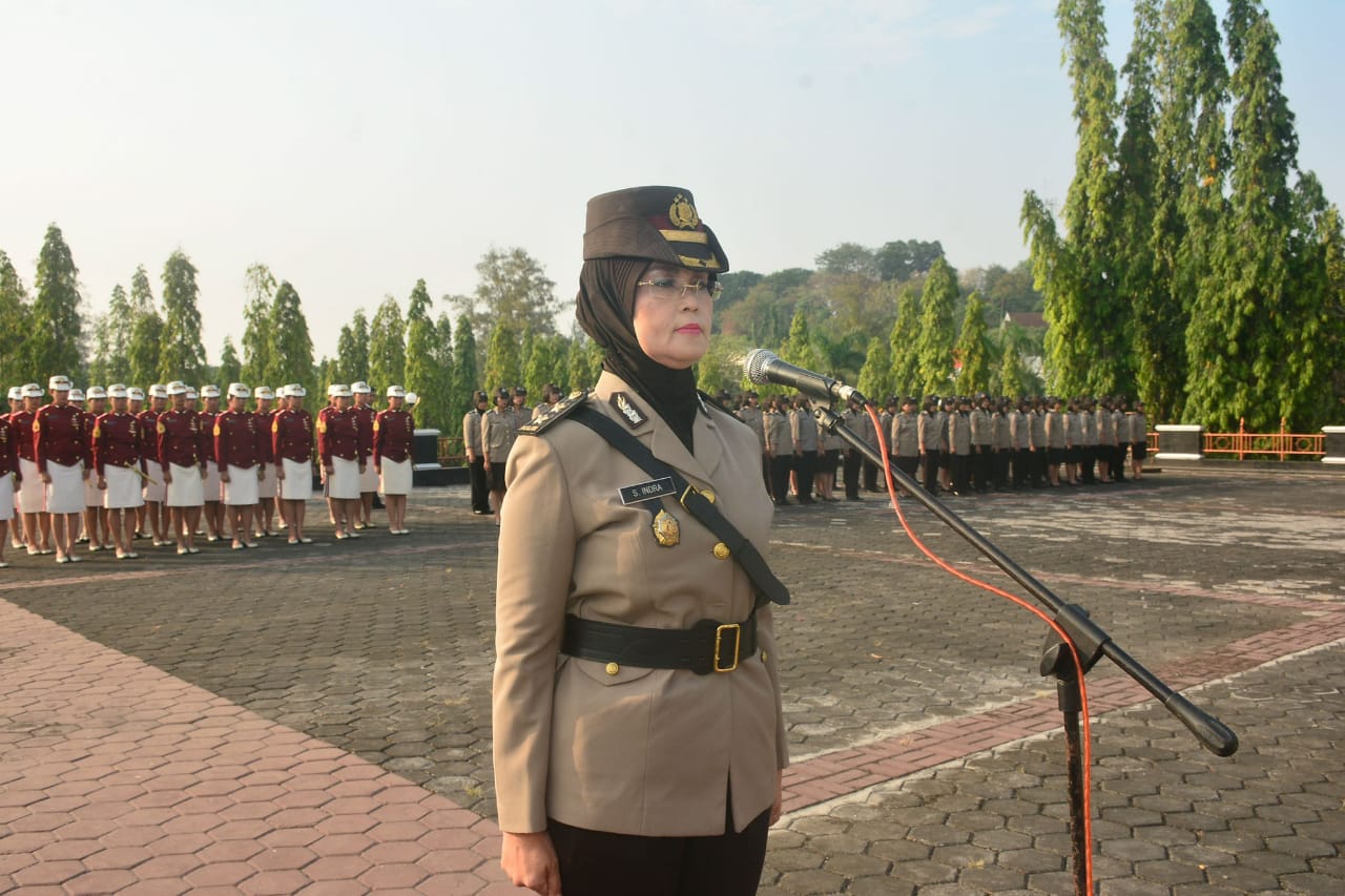 Polwan Polda Jateng Ziarah Ke TMP Sekaligus Tabur Bunga  