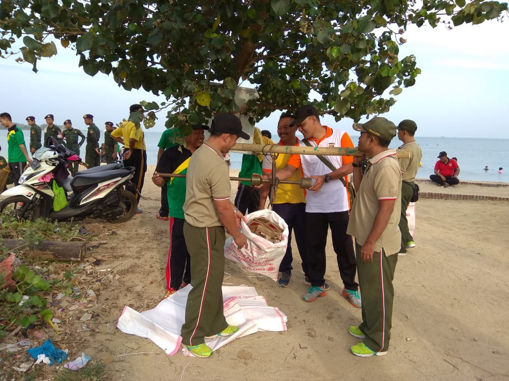 Gerakan Pungut Sampah Di Obyek Wisata Pantai Teluk Awur