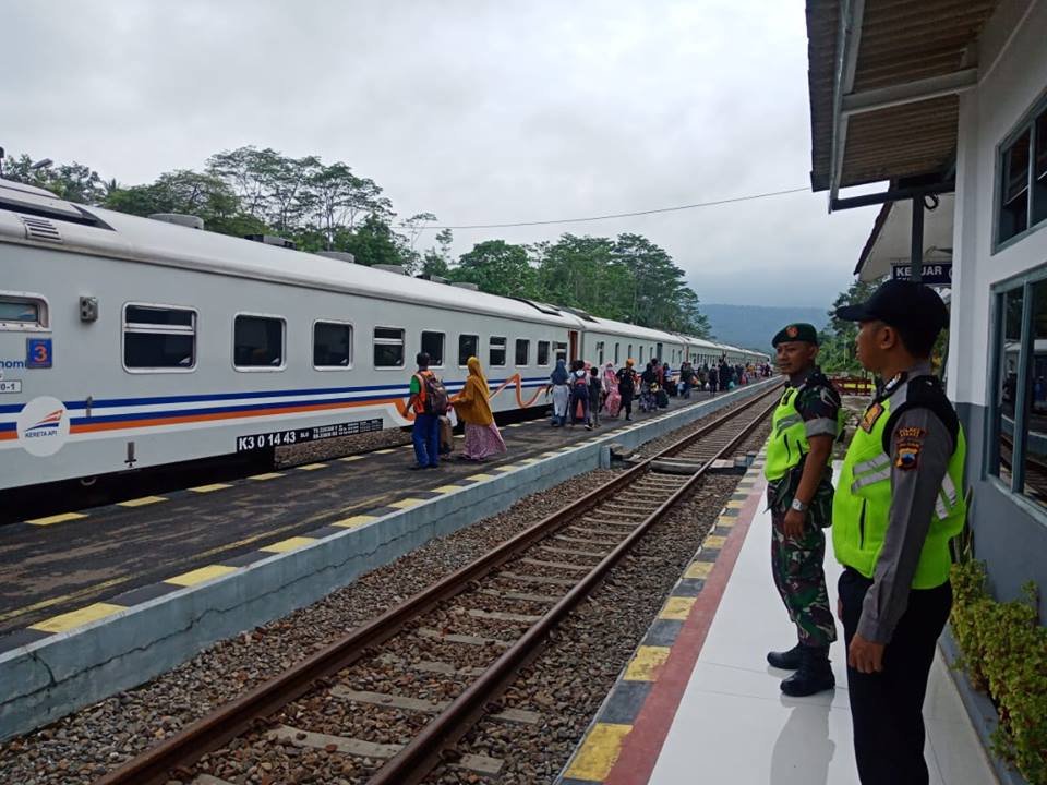 Sinergi, TNI dan Polri Amakan Jalur Mudik Kerata Api di ...