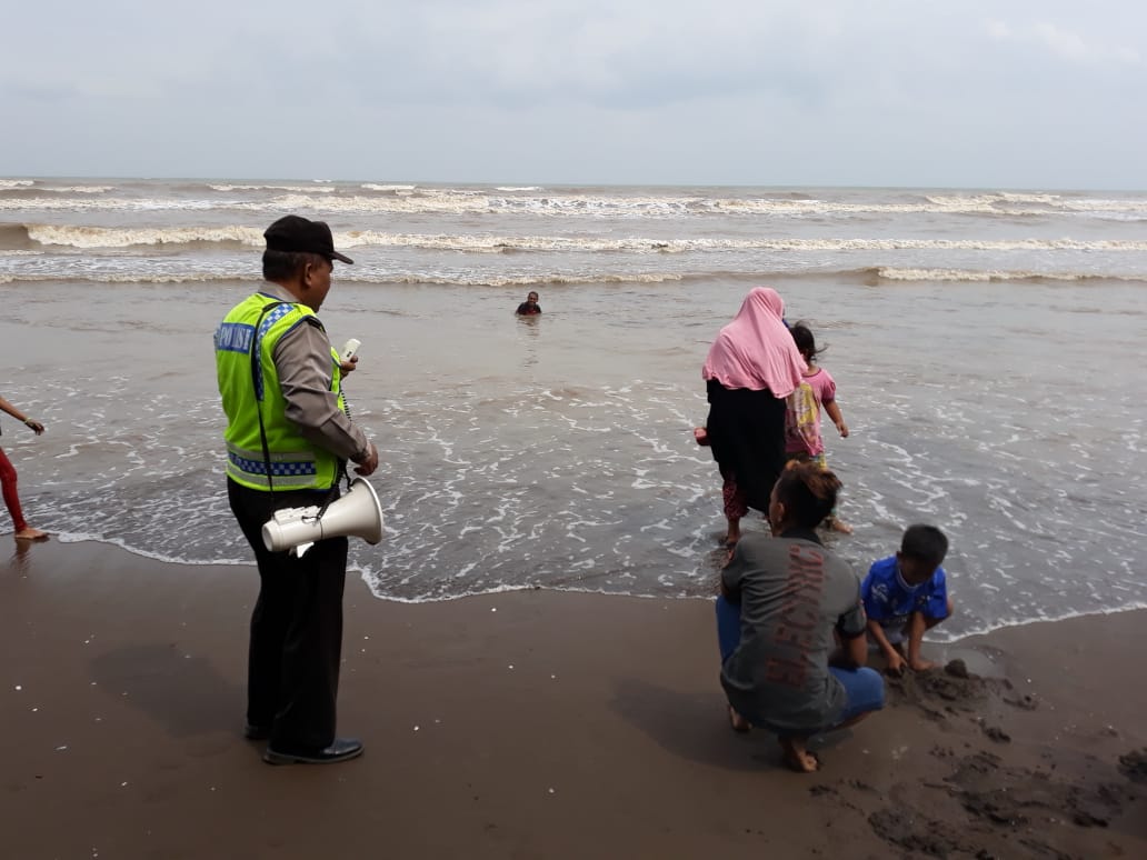 Polisi Minta Orang Tua Awasi Anak Bermain Di Tepi Pantai