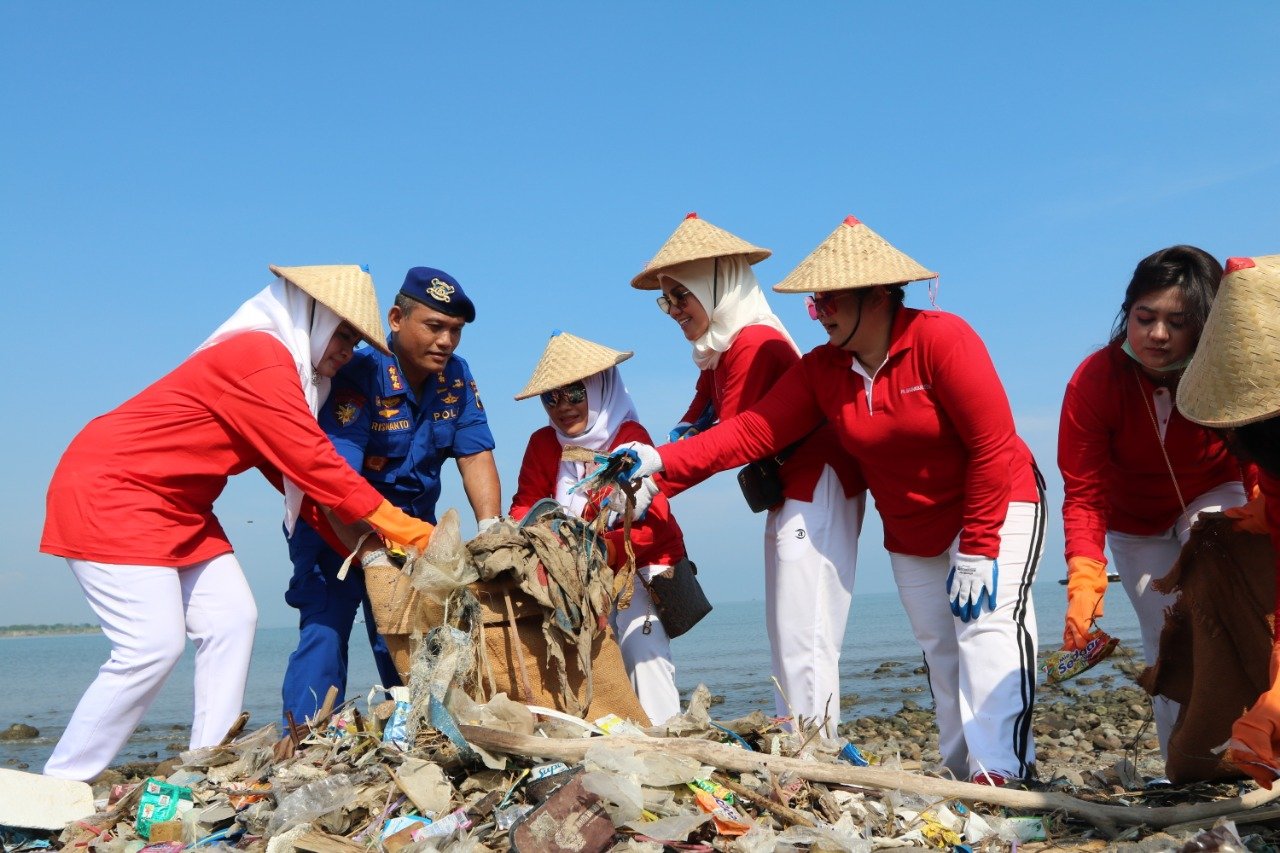 Peringati Hpsn Ratusan Orang Bersihkan Pantai Cipta