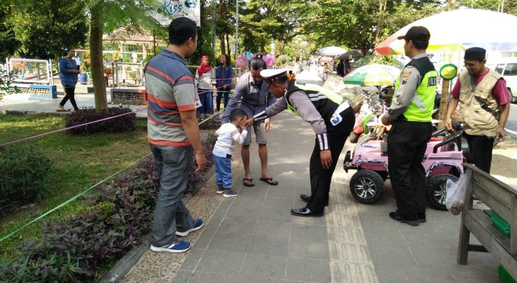 Sambangi Obyek Wisata Polisi Utamakan Keselamatan Anak