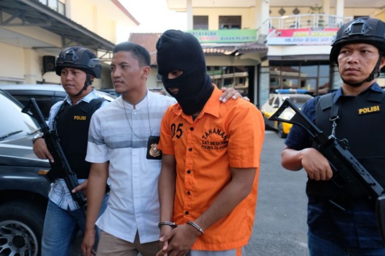 Reskrim Polres Cilacap menangkap pelaku DM (22) dikarenakan telah menyebarkan foto-foto porno melalui aplikasi pesan singkat.