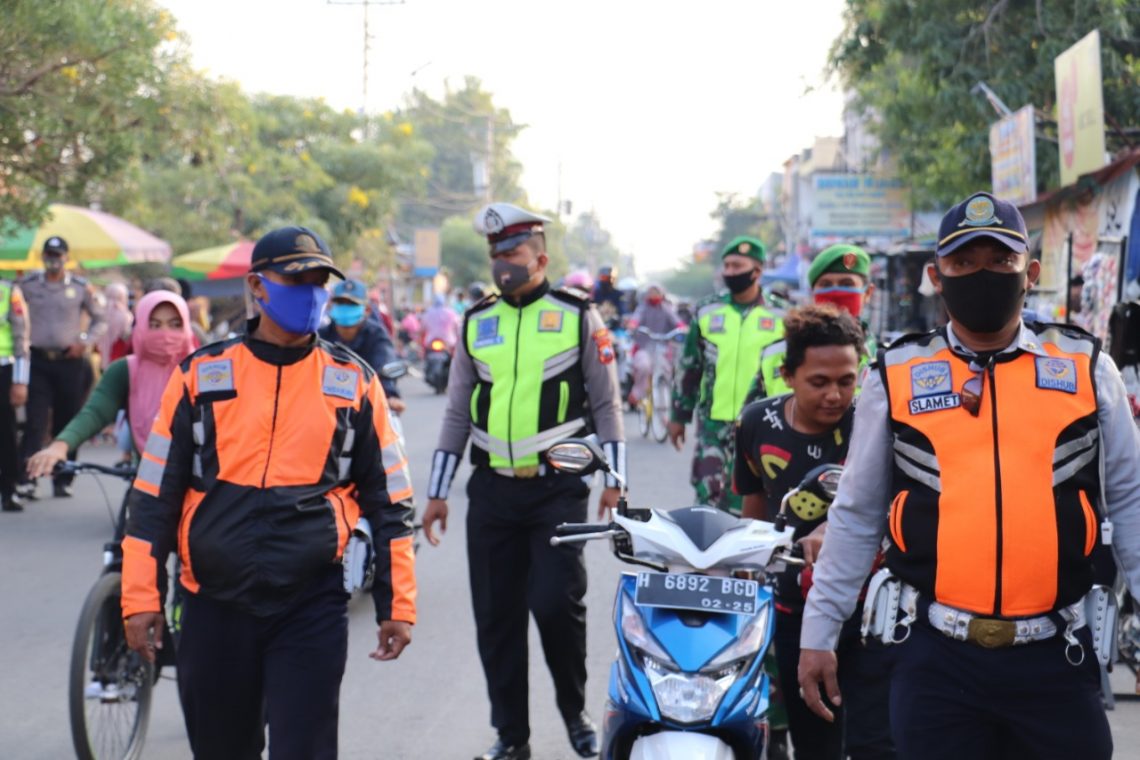 Petugas Gabungan Jaring Puluhan Warga Yang Tidak Memakai Masker Di ...