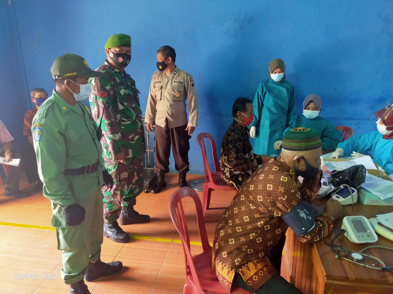 Polsek Jatiyoso Polres Karanganyar Kawal Vaksinasi Manula
