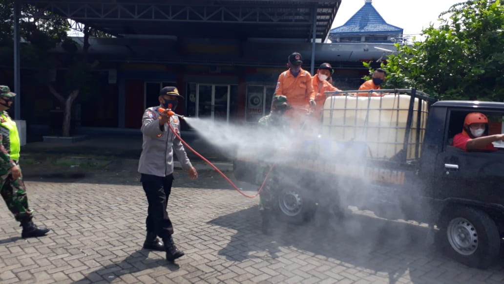 Petugas Gabungan Semprot Disinfektan Jalan Protokol Dan Fasilitas Umum Di Blora