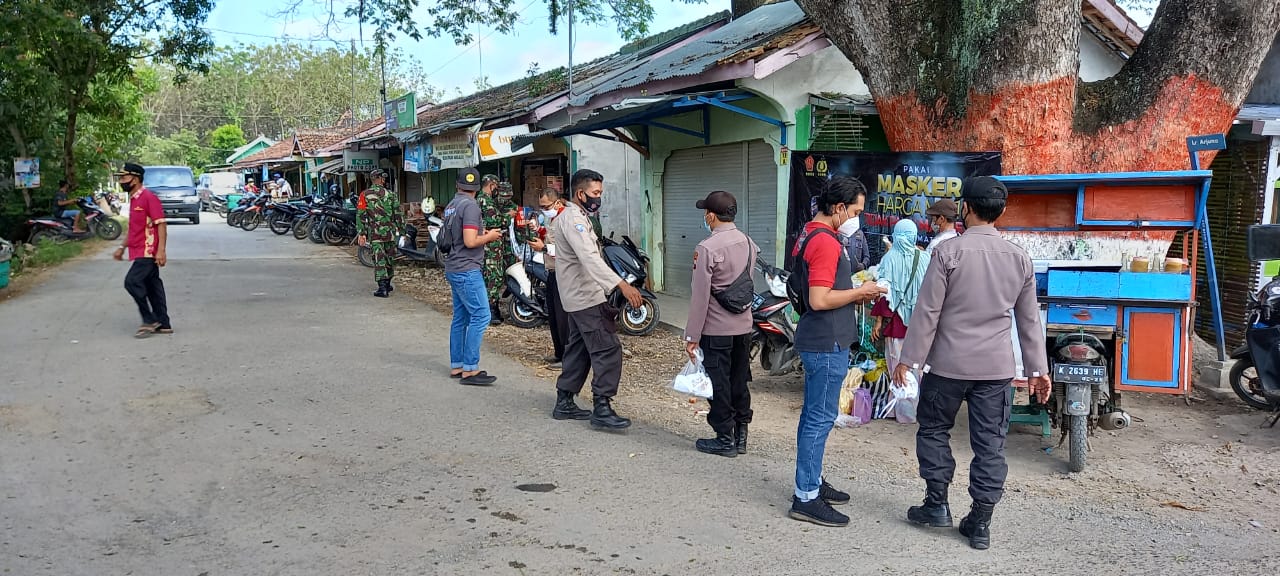 Cegah Kriminalitas, Polsek Ngawen Bersama Koramil Patroli Pasar Tradisional