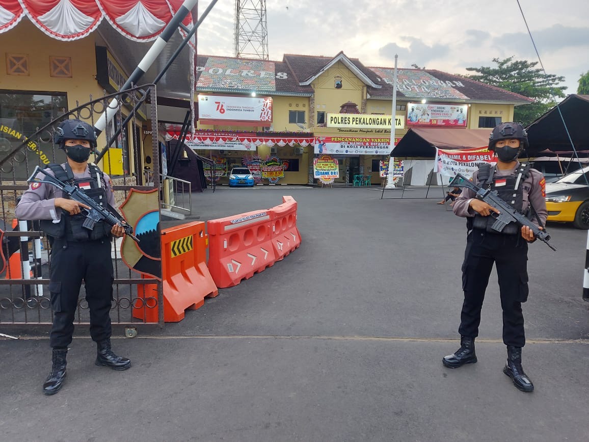 Personel bersenjata lengkap disiagakan di Hari Minggu