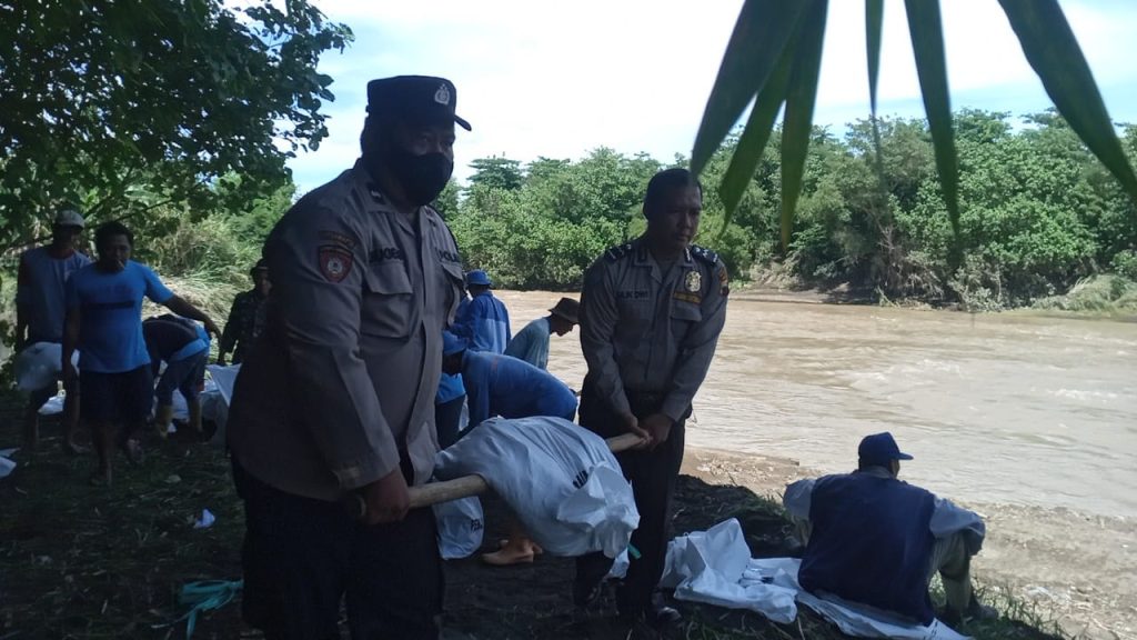 Pasca Banjir, TNI–Polri Dan Masyarakat Lakukan Penambalan Tanggul ...