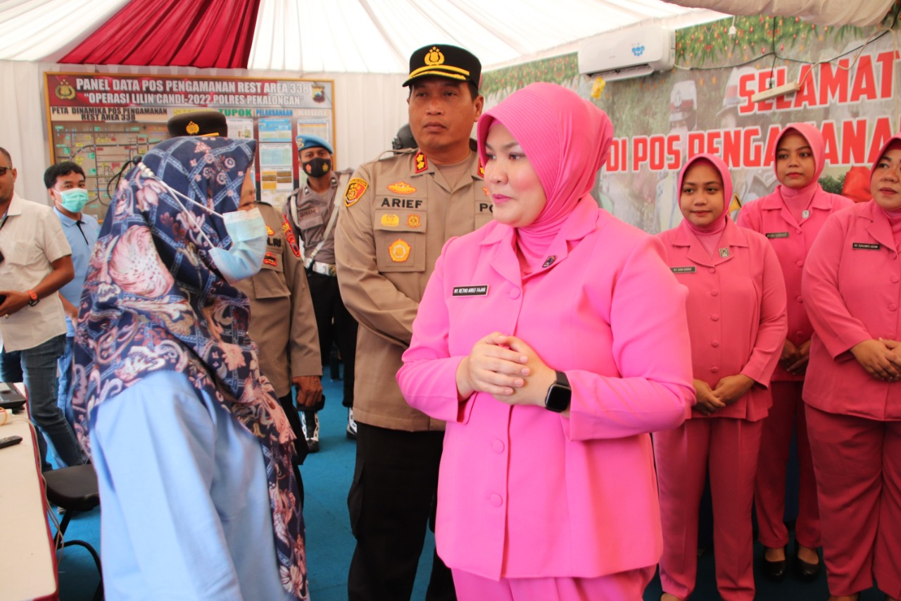 Kapolres Didampingi Ketua Cabang Bhayangkari Pekalongan Sambangi Pos