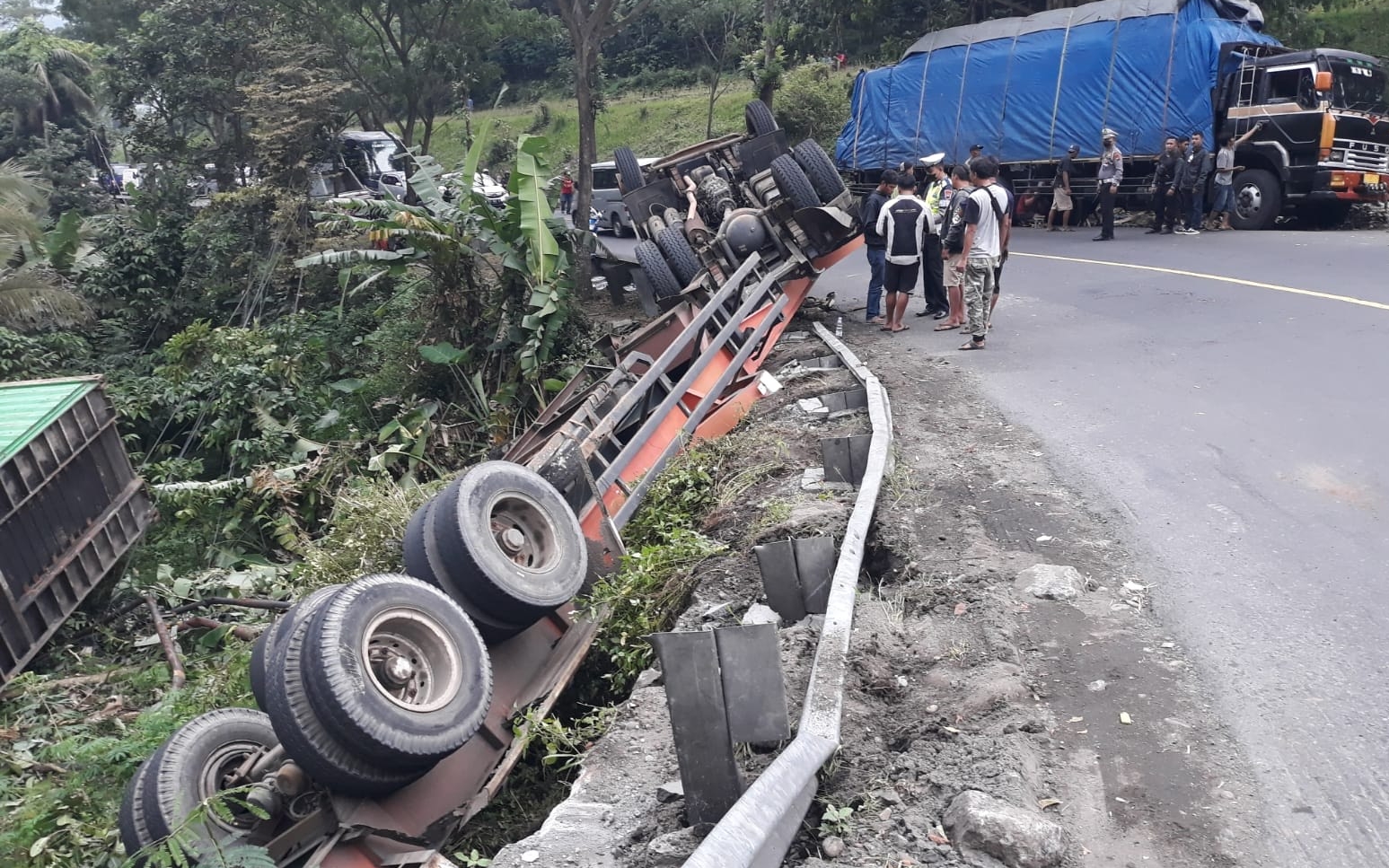 Truk Kontainer Terguling Di Jalan Raya Semarang-Magelang, Kasat Lantas ...