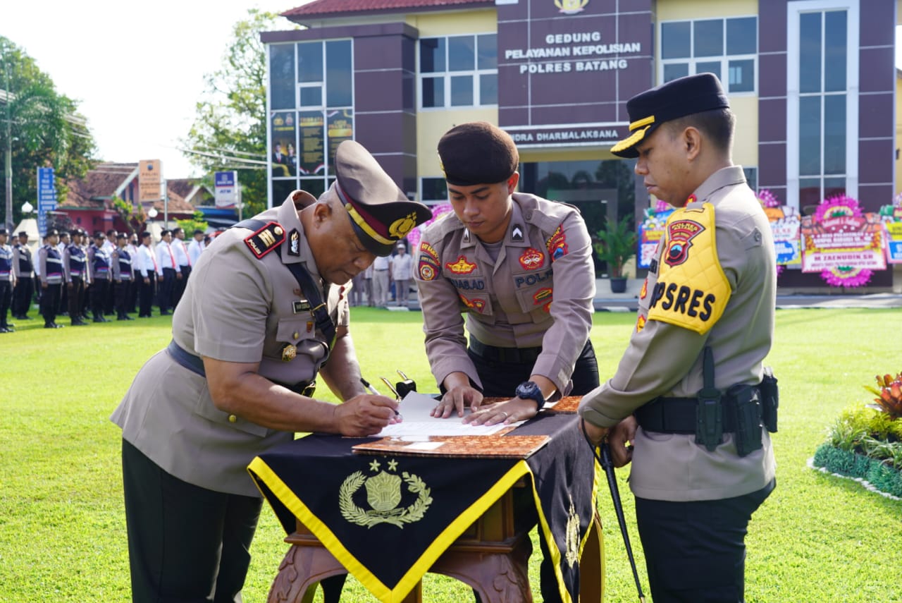 Polres Batang Gelar Upacara Serah Terima Jabatan - Tribrata News Jawa ...