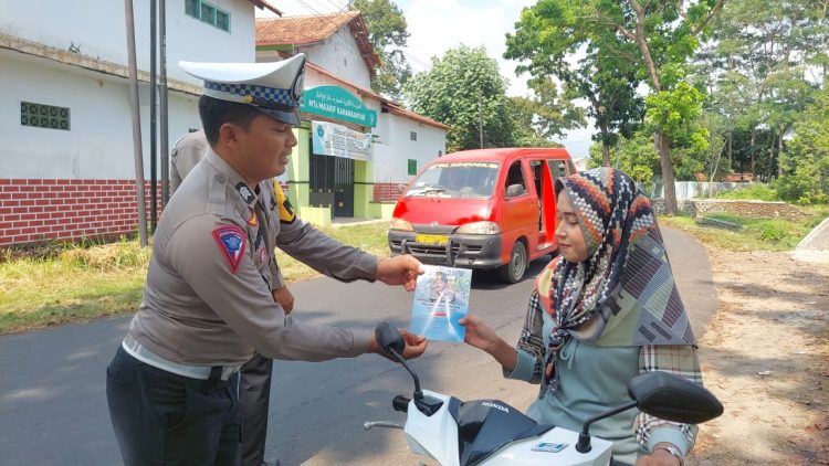 Pasang Spanduk Dan Sebarkan Pamflet Operasi Patuh Candi 2023, Polres ...