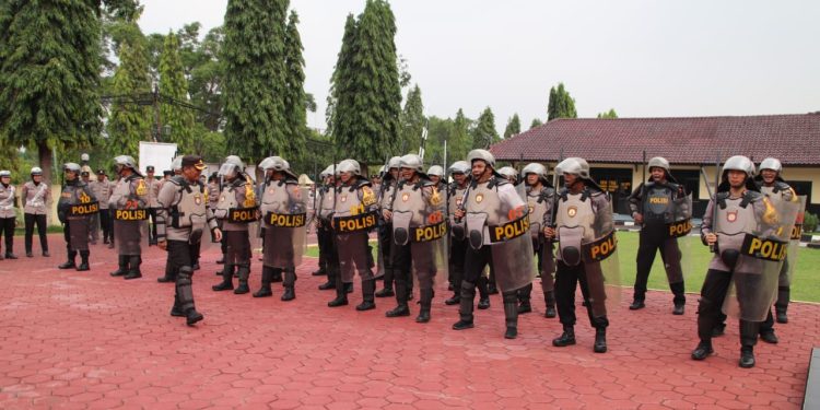 Kapolres Pekalongan bersama Pejabat Utama dan para Perwiranya Polres Berseragam PHH Dalmas Lengkap, Ada Apa?