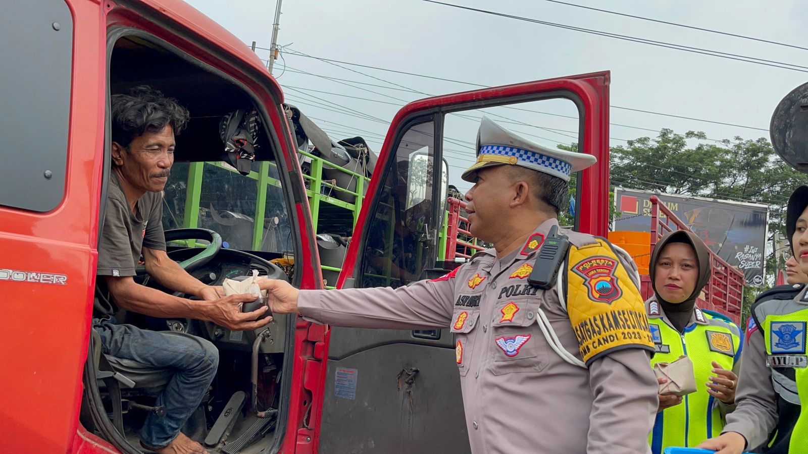 Aksi Sosial Satlantas Polresta Pati Bagikan Nasi Bungkus Dan Kopi Ke ...