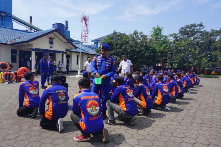 Siaga relawan SAR Arnavat Ditpolairud Polda Jawa Tengah di Cilacap