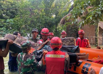 Sat Brimob Polda Jateng Terjun Bantu Korban Banjir di Kabupaten Demak dan Grobogan: Prioritas Pemenuhan Logistik Dirikan Dapur Lapangan dan bentuk tim SAR