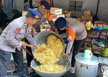 Setiap Hari, Dapur Lapangan Sat Brimob Polda Jateng Siapkan 4.000 Nasi Untuk Korban Banjir di Demak