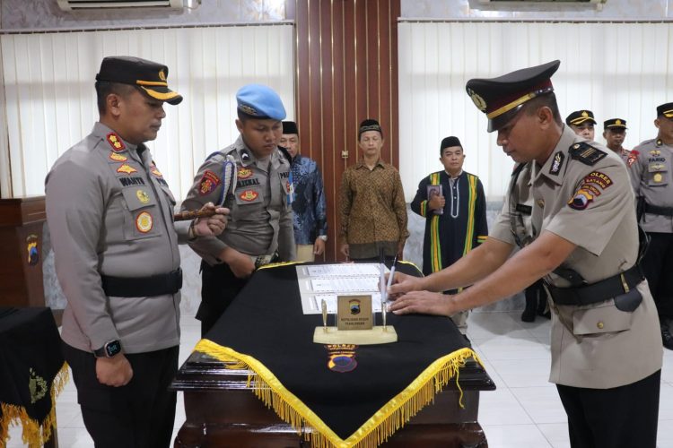 Kapolres Pimpin Upacara Serah Terima Jabatan Kabag Log Pekalongan ...