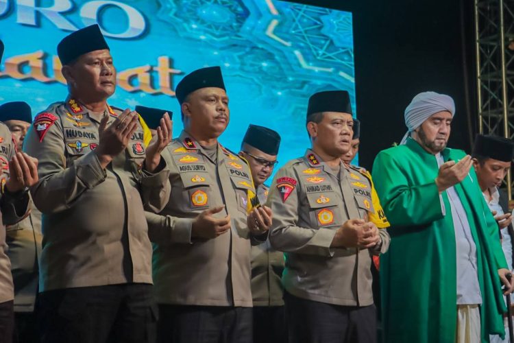 Kapolda Jateng Mohon Di Hadapan Majelis Sholawat, Mohon Restu Agar Seluruh Polisi Jateng Menjadi Polisi Yang Baik