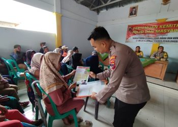 Sat Binmas Bagikan Brosur Hindari Narkoba kepada Warga Windurojo