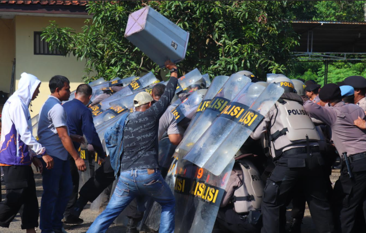 Polres Pekalongan Gelar Latihan Simulasi Pengamanan Unjuk Rasa yang Humanis